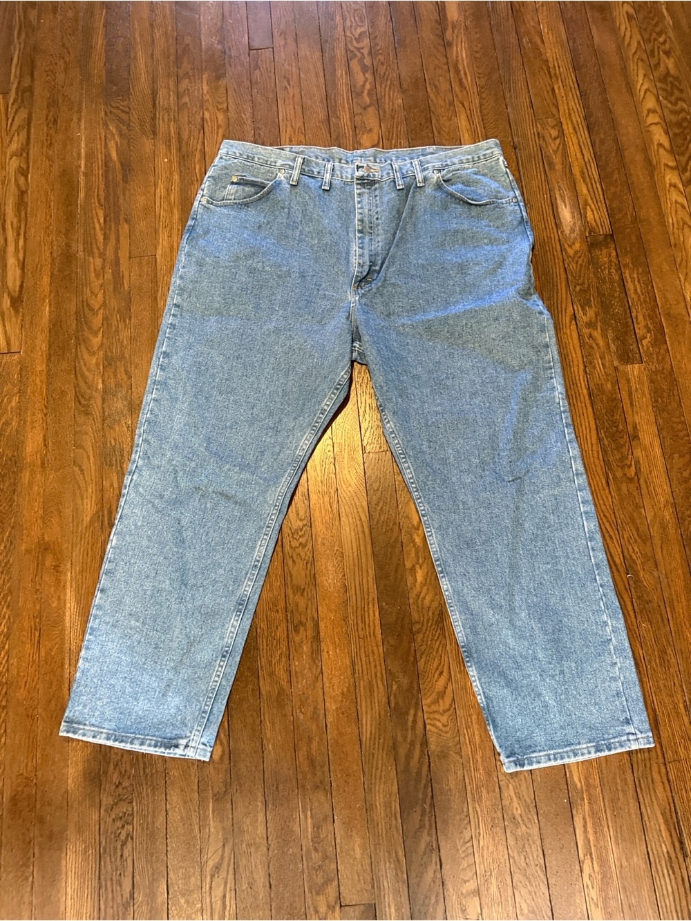 Wrangler Men's Relaxed fit Jeans in Light Blue Wash 46x30 new with tags - Picture 2 of 5